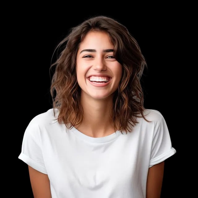 Mulher sorrindo, com expressão tranquila e confiante.